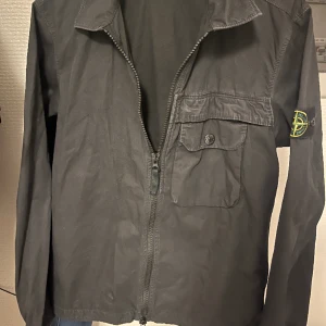 Stone island overshirt  - Detta är en fläckfri stoneisland overshirt som är i skick som en ny men använd i cirka 1 år nu men inga märken eller syn på använd. 