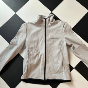 Prada trackjacket  - Prada jacka med fordring, perfekt till skidåkning eller bara att ha till vardags!  Säljes pga för lite användning 