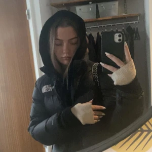 Northface jacka Dam - Northface jacka. Endast använd 1 vinter. Kan skicka fler bilder privat 💕Pris kan diskuteras vid snabb affär!