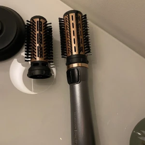 Fönborste - En fönborste från Remington. Det finns två borstar man kan använda. Man väljer vilket håll borsten ska snurra åt och även vilken styrka. 😍✨👱🏼‍♀️