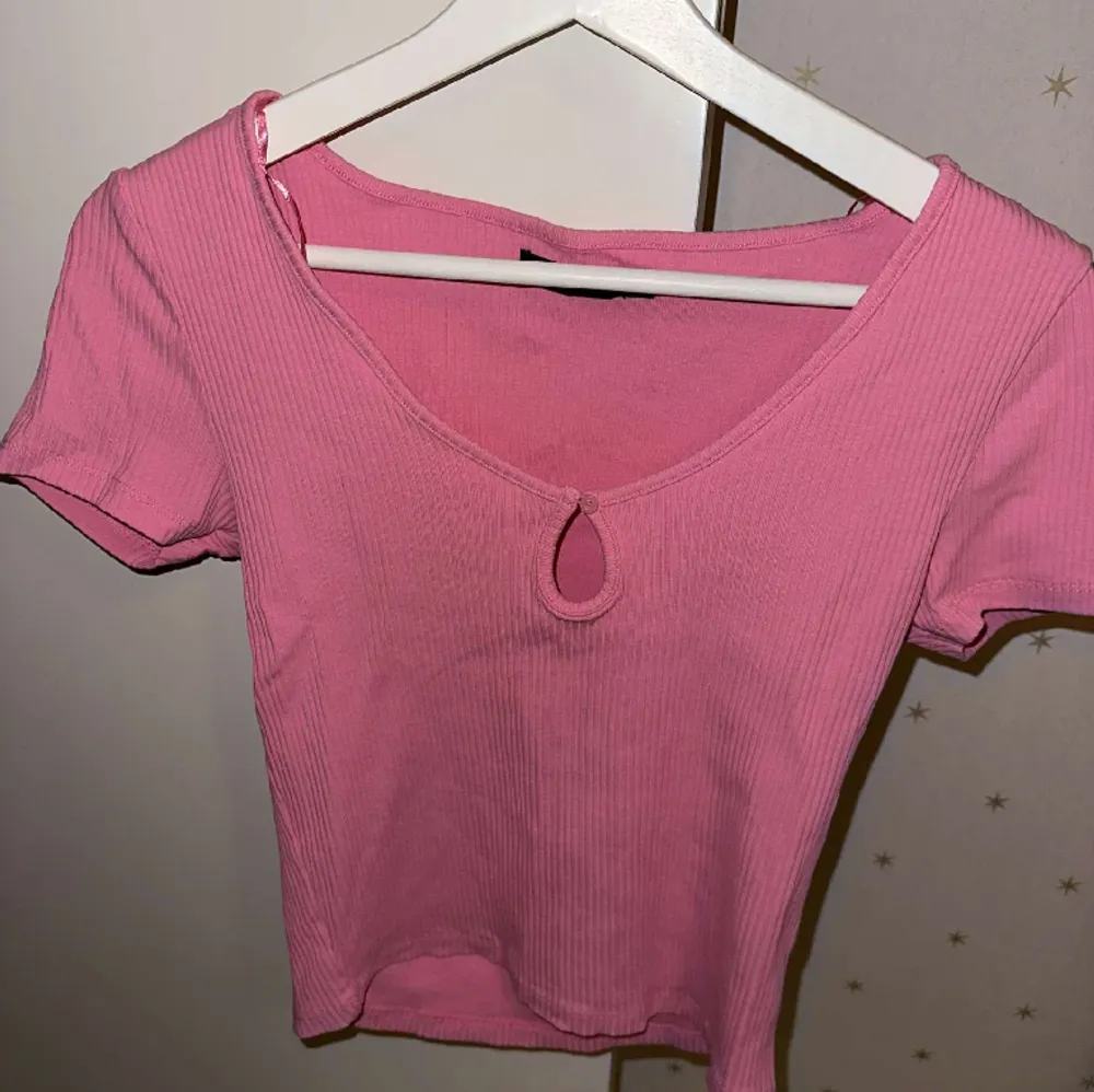 Säljer denna fina rosa kortärmade tröjan från bikbok då den inte kommer till användning, använt en gång🩷. Toppar.