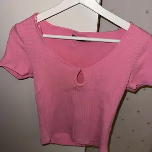 Säljer denna fina rosa kortärmade tröjan från bikbok då den inte kommer till användning, använt en gång🩷