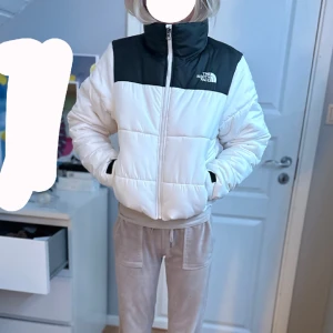 North face vinterjacka  - Nyskick.  Använd Max 5 gånger. 