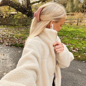 Pile jacka  - Säljer denna pilejacka ifrån H&M, slutsåld. Nyskick 