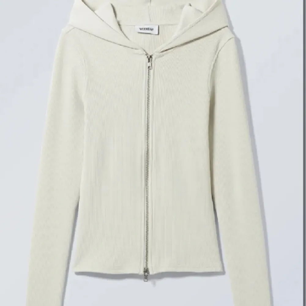 Jätte fin zip up hoodie från Weekday, storlek L men är strechig så skulle säga att den är mer som S-L🤍. Tröjor & Koftor.