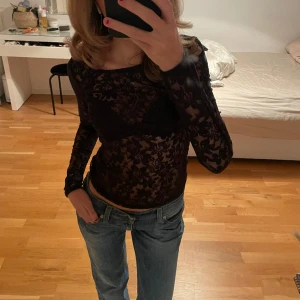 Spetstopp - Jättefin långärmad tröja som är i spets💕💕 har svart bh under på bilderna men brukar annars ha utan