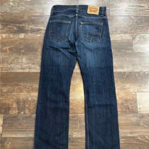 levis jeans, herrmodell 30x30. bra skick