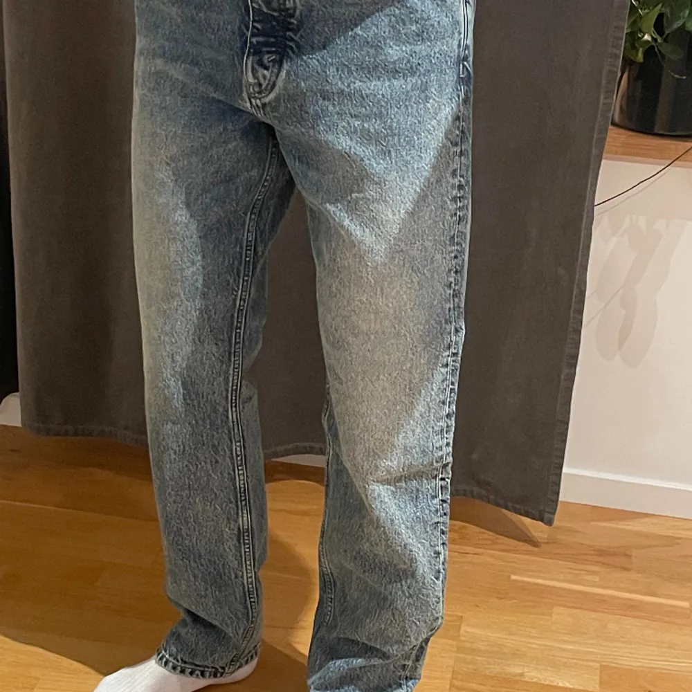 Jeans från hope, modellen heter blend som är en rak och bred passform. Skicket är som nytt!. Jeans & Byxor.