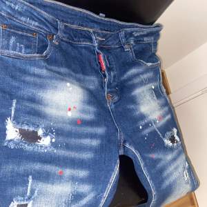 Helt ny och oanvänd dsquareds jeans.