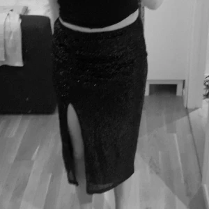 Nyårs kjol  - Säljer min jätte fina glitter kjol då den inte riktigt kommer till användning. Jätte fin till nyår och fest, använd en gång. Den har inga defekter💗 Nypris 600kr Frakt tillkommer. 