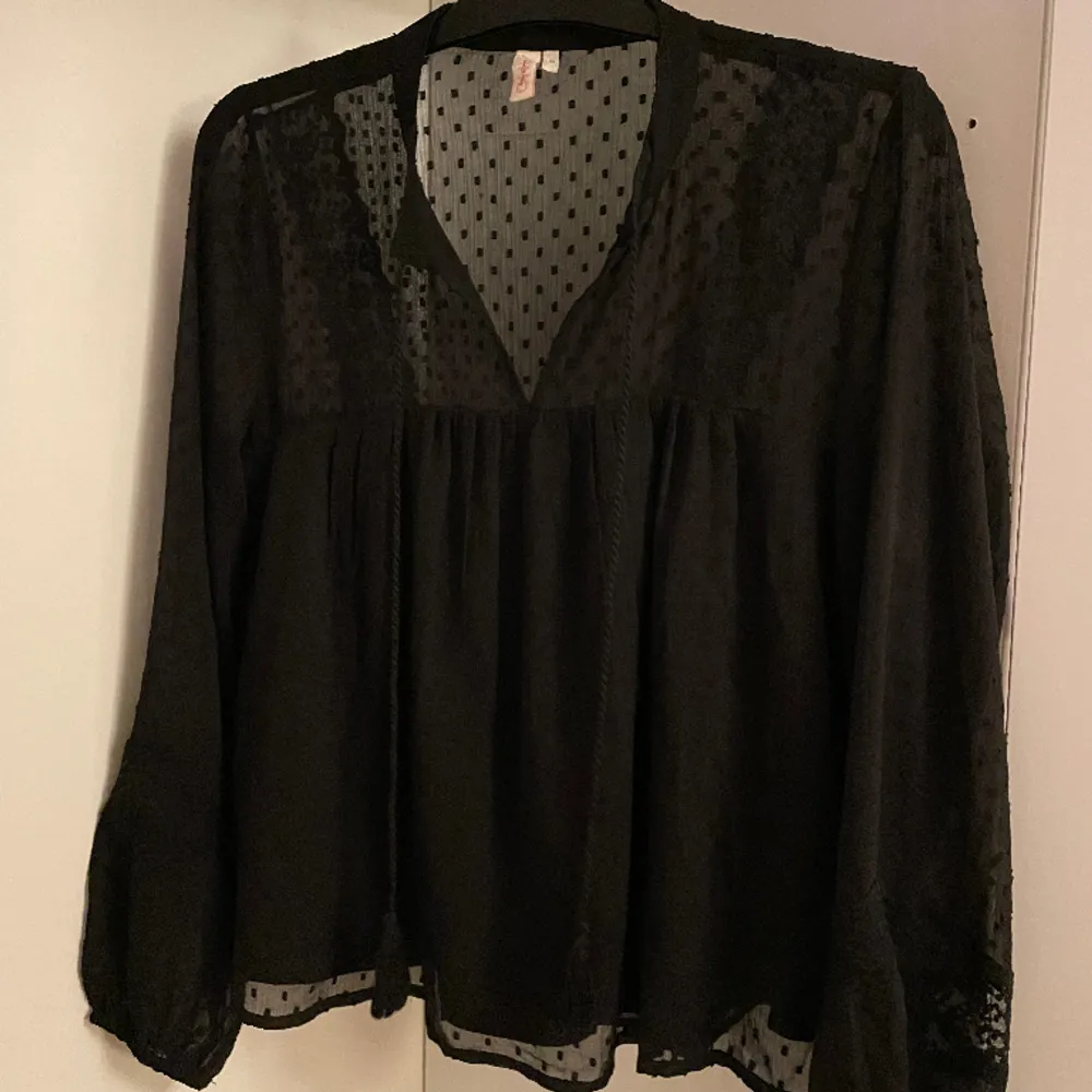 Jättefin svart blus med genomskinligt material i ärmarna, köpt från only💓💓(skriv för fler bilder!!). Blusar.