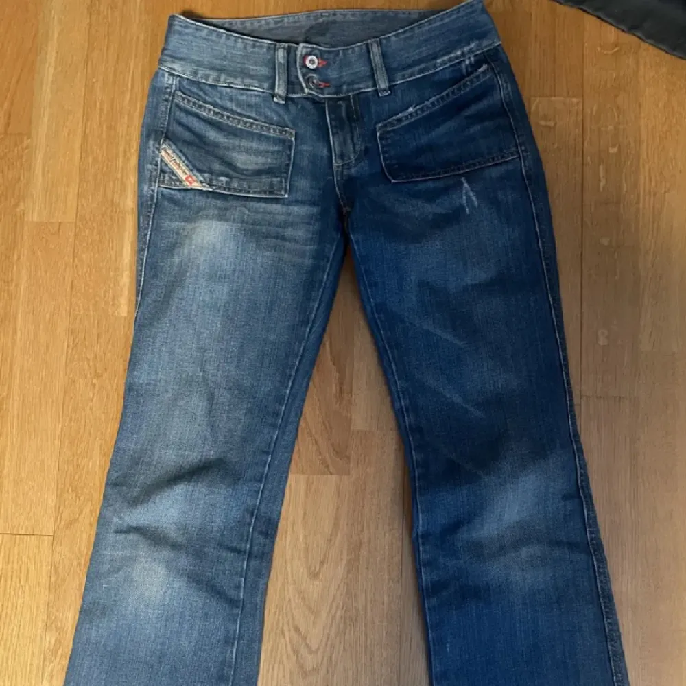 Ett par låg midjade disel jeans som jag säljer vidare då dem inte passade köpta secondhand av förra köparen. Jeans & Byxor.