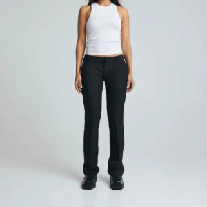 Kostymbyxor - Kostymbyxor från bik bok. Modell Vera i lågmidjade och den korta modellen💕st 38 men sitter mer som 36. Kan tänka mig byta fast till löngre modellen💕