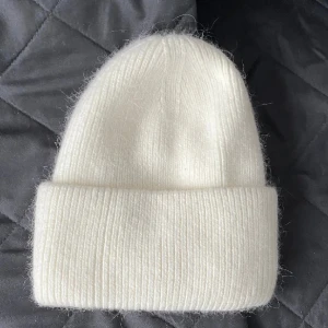 Vit mössa och vita vantar - Aldrig använd. Få kvar i lager 