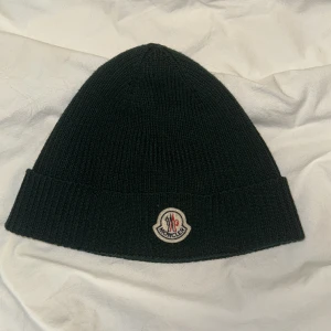 Grön moncler mössa - Fräsch grön moncler mössa. Sparsamt använd. Mycket varm på vintern!