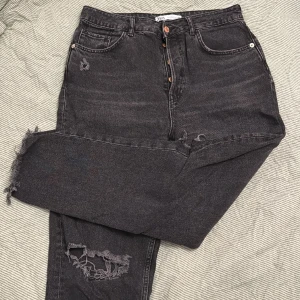 Svarta jeans - Svarta håliga jeans från Zara. Snygg slitning vid knäna samt bensluten. Svarta utan stretch. Bra skick! 