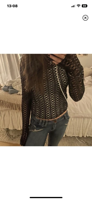Svart Tröja - säljer cool tröja jag köpte här på plick då den inte kommer till användning. inte mina bilder men kan fixa vid intresse!