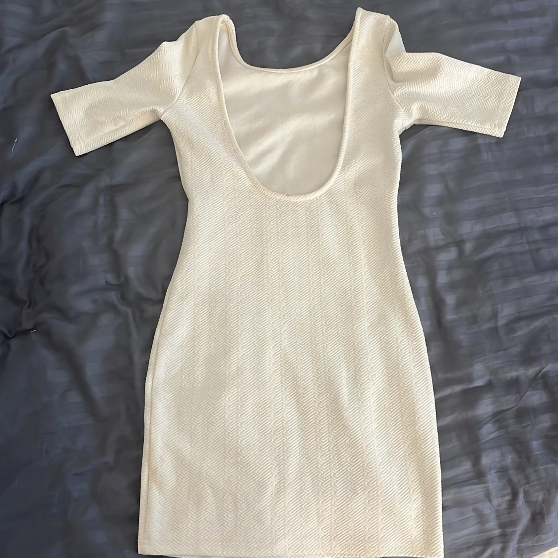 Vit klänning med öppen rygg - 90