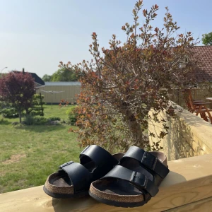 Birkenstock svarta Arizona - Säljer mina all time favourites! Strl 38, använda men inga större tecken på slitage!