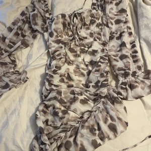 Klänning - Jättefin klänning från NA-KD. Aldrig använd! Tog bort lappar så kunde inte skicka tillbaka. Den är figursydd så man får fin kropp i den. Snörning i sidan och nertill. 