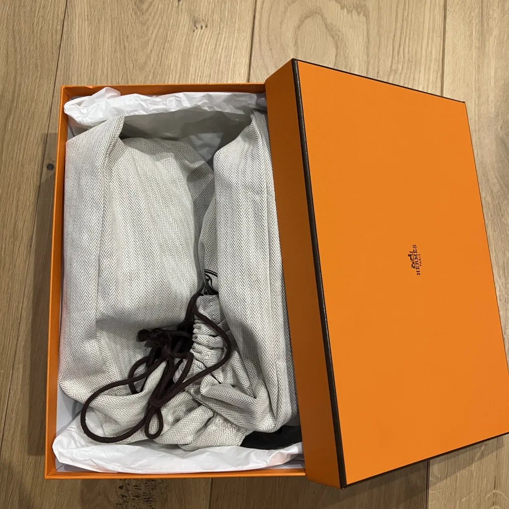 Hermès Chypre Leather Sandals - 37 EU Please message before buying - shipping from Finland - 1100€ + shipping Super good condition, rarely worn. A bit too small for me so hoping these beauties will find a better home. They are super comfortable . Skor.