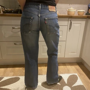 Jeans - Skit snygga lågmidjade blåa jeans. 80 midjemått 