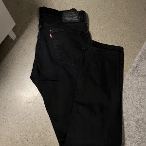 Levis jeans 511 herr - Nersatt pris pga två hål 1.höger benet nedan 2. Vänster knäet. Väl använda
