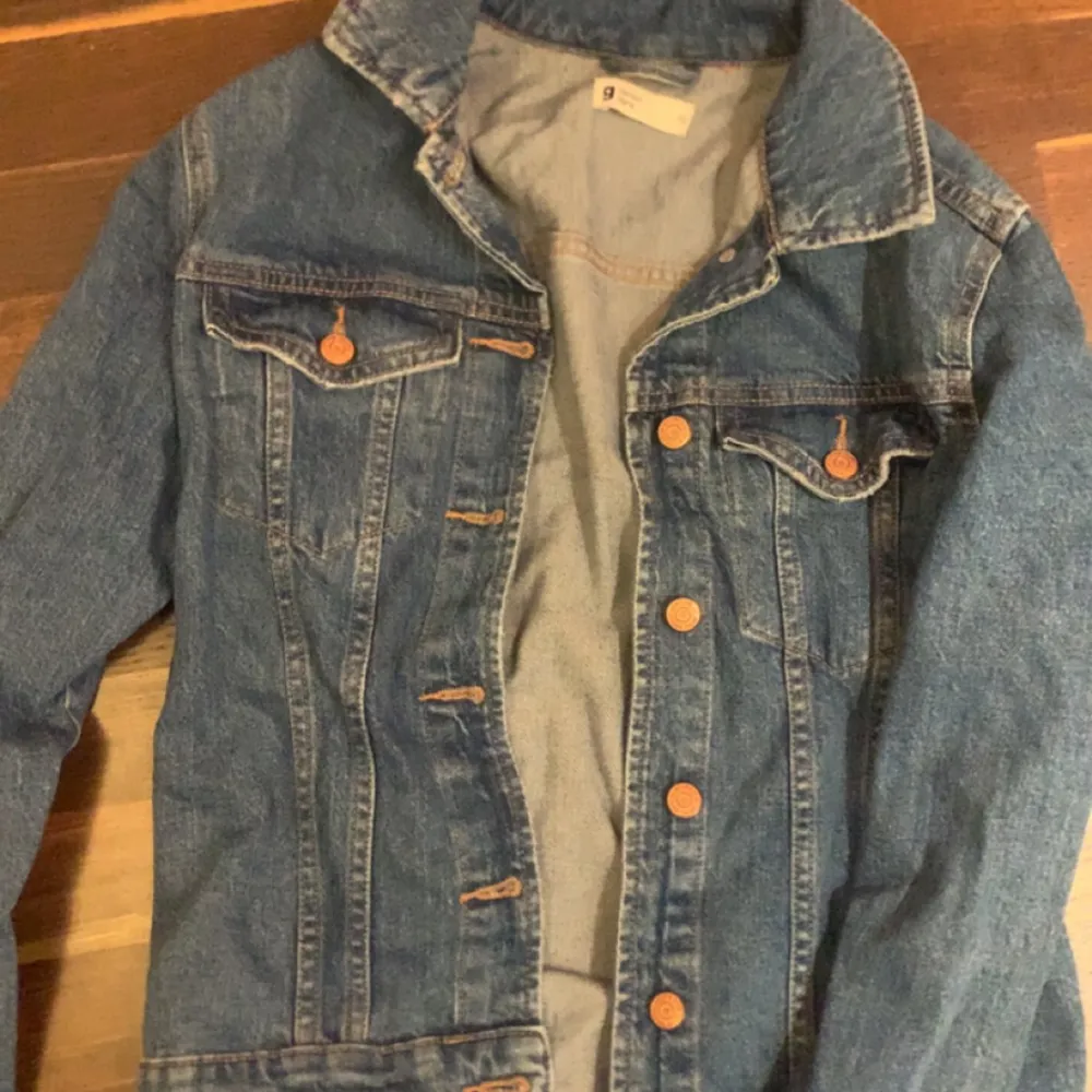 Jeans jacka från Gina tricot köpt för några år sen, tror inte den finns att köpa längre och vet inte riktigt ordinarie priset ❤️ Nästan aldrig använd så inprencip i nyskick :). ⭐️ dma för fler bilder! ⭐️. Jackor.