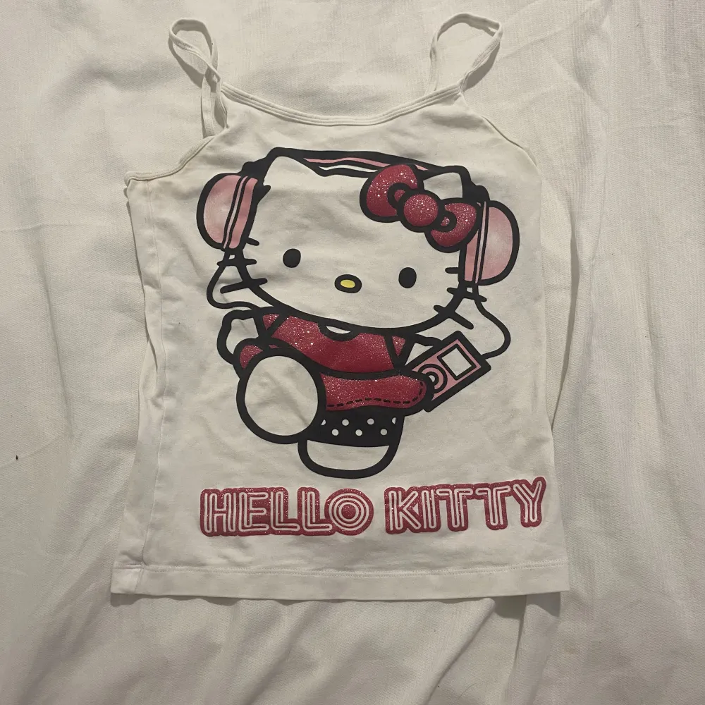 !!FINNS KVAR!! (Priset sänkt från 180kr till 130kr) Supergulligt stretchigt Hello Kitty linne köpt på Plick ♥️ Storlek  uppskattas xs (andra bilden lånad av förra säljaren) skriv för frågor . Toppar.