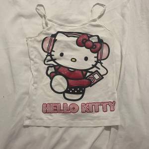 !!FINNS KVAR!! (Priset sänkt från 180kr till 130kr) Supergulligt stretchigt Hello Kitty linne köpt på Plick ♥️ Storlek  uppskattas xs (andra bilden lånad av förra säljaren) skriv för frågor 