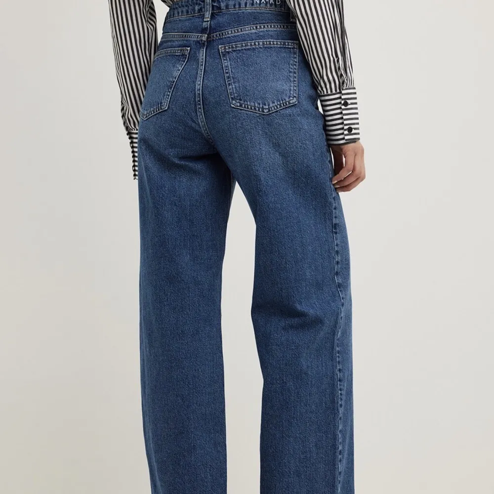 Blå jeans, aldrig använda i strl 44. Glömde skicka tillbaka för passade inte mig. Supersnygga! Önskar jag kunde ha dem!🌼. Jeans & Byxor.