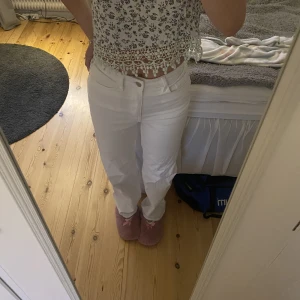 Vita jeans - Jättefina vita jeans från Lindex storlek 34, använda en gång🥰