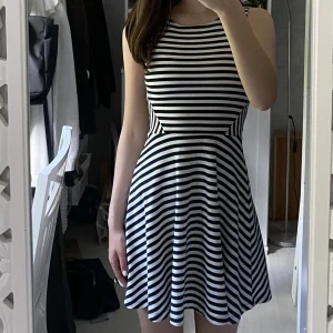 Klänning - Svartvit randig klänning i storlek XS. Mycket fint skick då den knappt är använd!