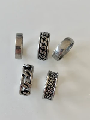 5st Ringar - 5st ringar I storlek medium De var för små för mig så säljer de nu