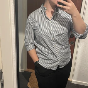 Gant skjorta - Blå vit randig skjorta från gant. Sällan använd och i fint skick. Storlek M-L