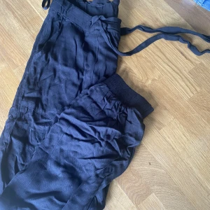 Byxor - Tunna svarta byxor med snörning