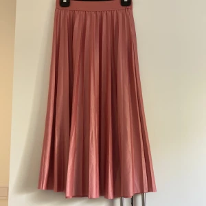 Långkjol - En romantisk fin långkjol som är veckad i tyget, perfekt att ha till sommaren då den är väldigt skön och luftig