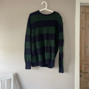Brandy Melville Brianna Stripe Sweater - Säljer min älskade Brinna Cotton Thick Stripe Sweater från Brandy Melville 💙💚 använd en del, men i mycket gott skick. Oversized. Kan mötas upp i Söderköping eller Norrköping eller frakta 💚💙