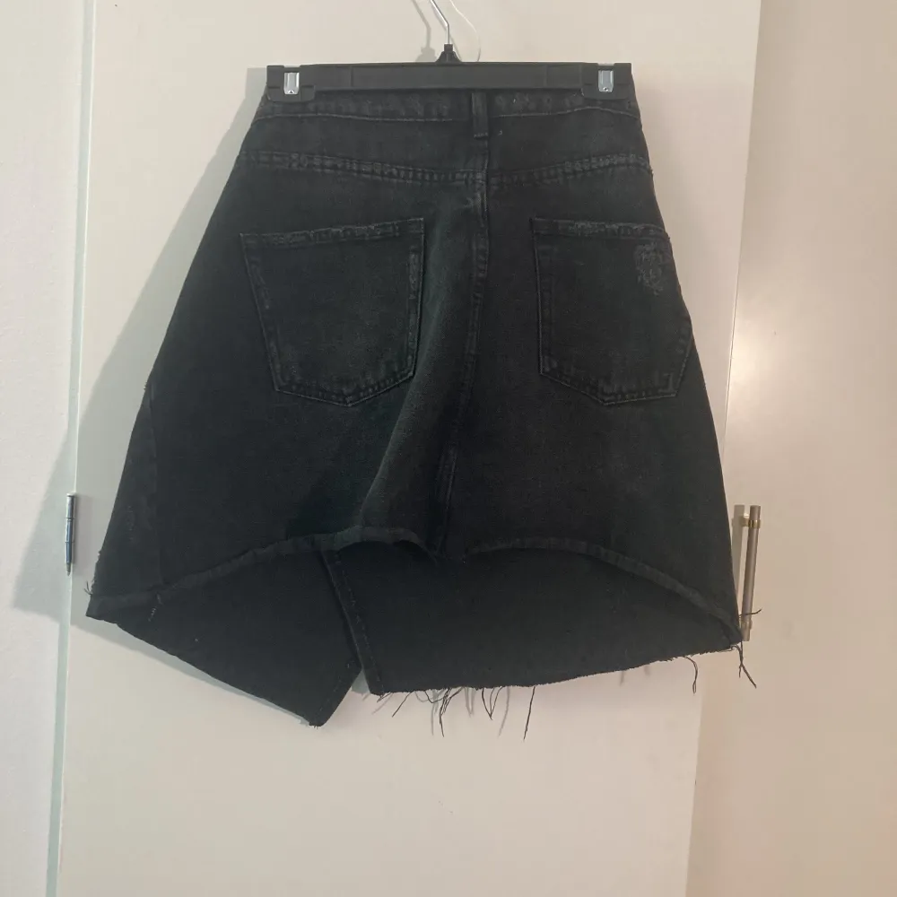 Snygg svart jeans kjol, aldrig använd av mig ( fick den av min kusin så vet inte riktigt) säljer för att jg inte kommer använda den!. Kjolar.