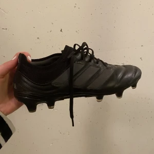 Svarta copa fotbollskor - Ett par riktigt bra fotbollskor från copa. Använda ca ett halvår så det är ett bra skick på skorna som man ser på bilderna! Lite slitage på ena skon framtill men inget man tänker påNypris 2999kr
