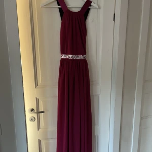 Balklänning storlek S - En vinröd lång balklänning i storlek S, nypris var 1000kr och är endast använd en gång så den är i helt nyskick 💕Pris går att diskuteras 
