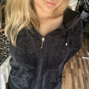 Cubus Velvet hoodie - Mörkblå sammetshoodie från Cubus i strl XS. Haft den länge och använt en del men har inga synliga defekter.