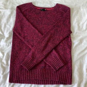 Röd stickad tröja - Röd och svart/blå stickad tröja från h&m i storlek S💞💞