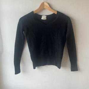 Svart stickad tröja  - Vet ej märke eller storlek men skulle säga storlek XS. Skriv vid frågor. Köparen står för frakt, kan även mötas upp 