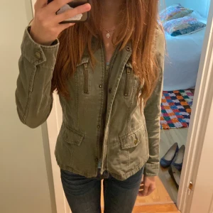 Cool vår/sommar jacka  - Säljer denna jätte snygga mörk gröna denim jackan. Den är använd men i bra skick och utan defekter❤️❤️