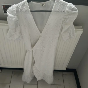 Klänning från river island! - Jättesöt oavvänd studentklänning!