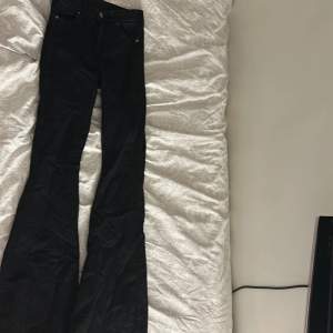 Svarta jeans, långa, utsvängda