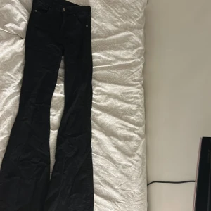 Svarta jeans  XS men tror S för dom är långa  - Svarta jeans, långa, utsvängda