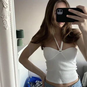 Topp - Jättefin halterneck från Gina Tricot i nyskick som är köpt här på Plick. Säljer då den är lite för liten för mig. Köparen står för frakt💗(Lånad första bild)