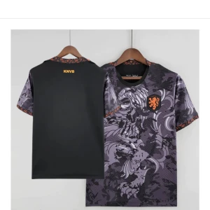 Nederländska fotbollströja  - Den är andvänd 1 gång och den var lite stor men den är i bra skick och den är inte smutsig